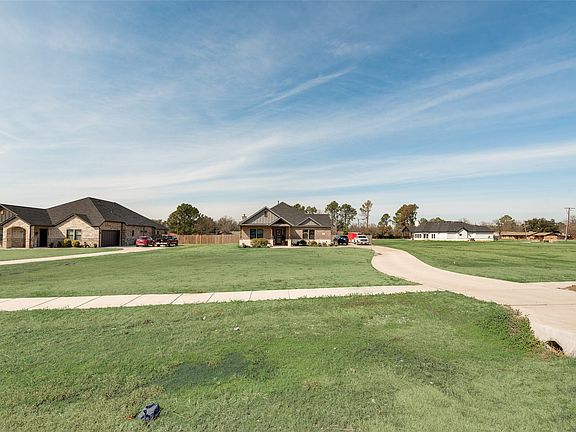 5th image of 327 Lovers Ln