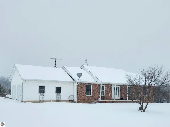 656 Jackson Rd, Blanchard, MI 49310