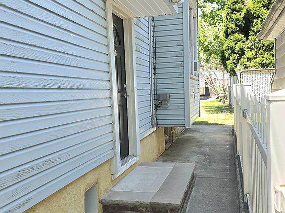 3rd image of 16 Allison Pl #1
