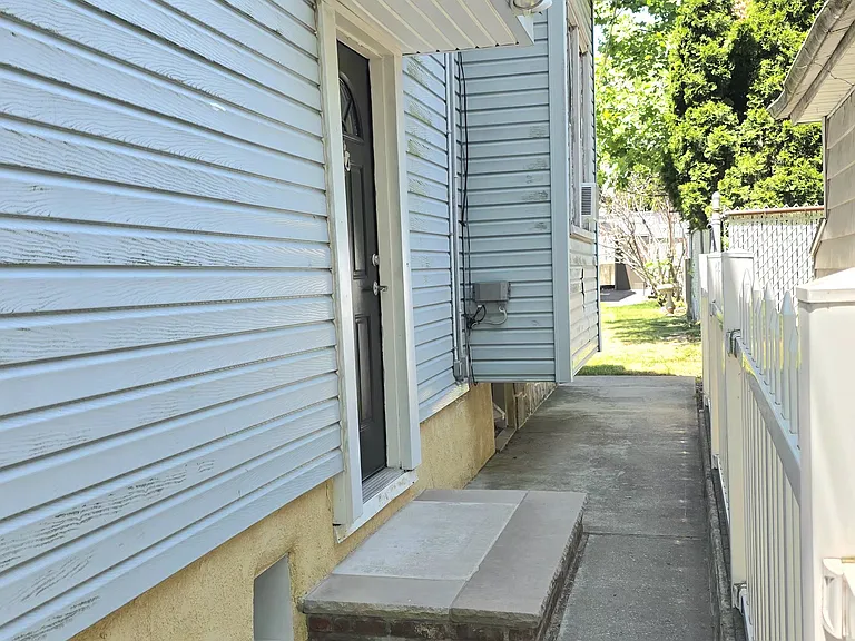 16 Allison Pl #1 — Photo 3