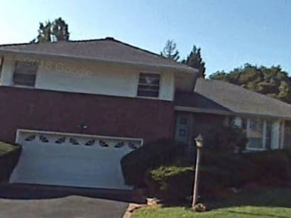 1st image of 6 Montauk Ct