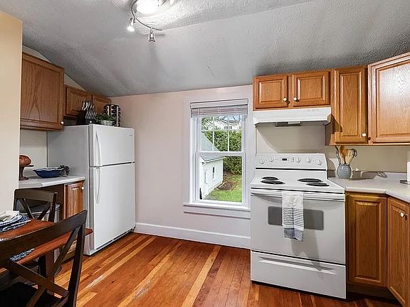 4th image of 289 Malletts Bay Ave #B