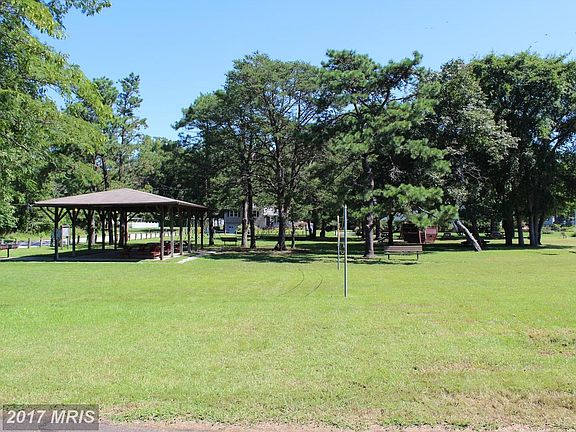 Sillery Bay Pavillion, volley ball court, grills.