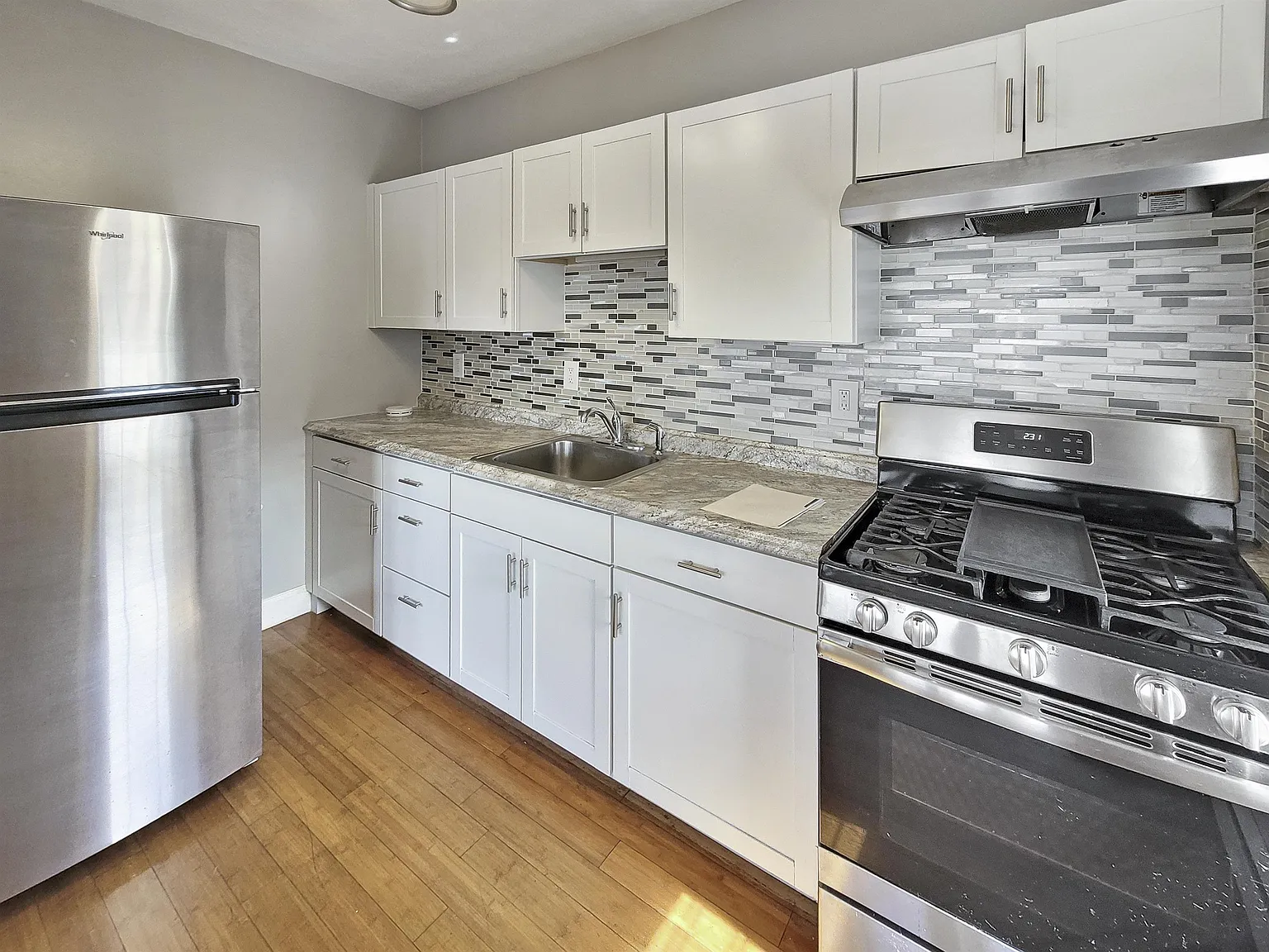 3 bed, 933 sqft, $2,895 — Photo 2