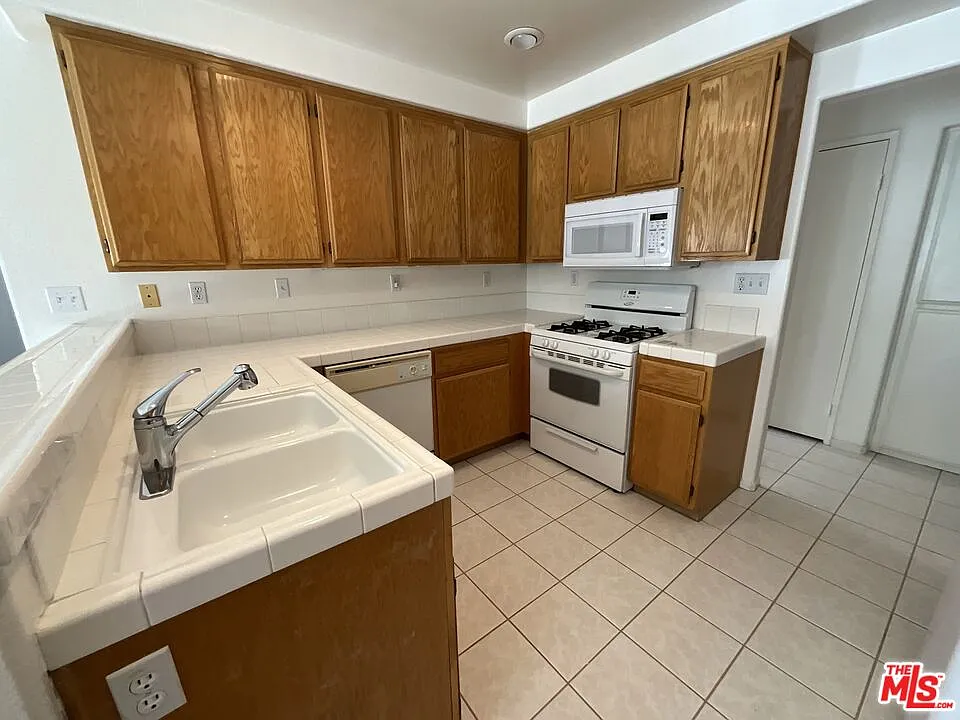 2 bed, 3.0 bath, 1261 sqft, $2,295 — Photo 4