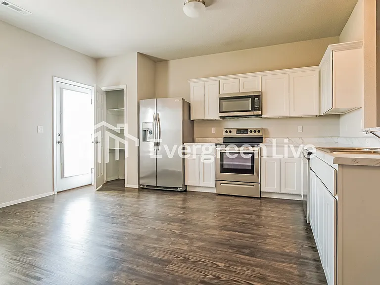 2807 Sebright Ave — Photo 6