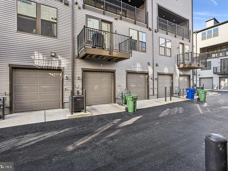 118 Locke Mews #B — Photo 31