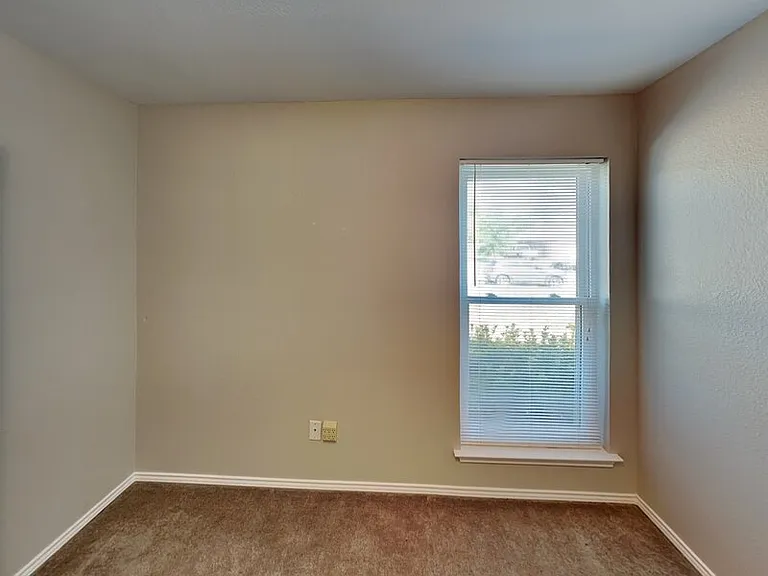 516 E Oak St — Photo 12