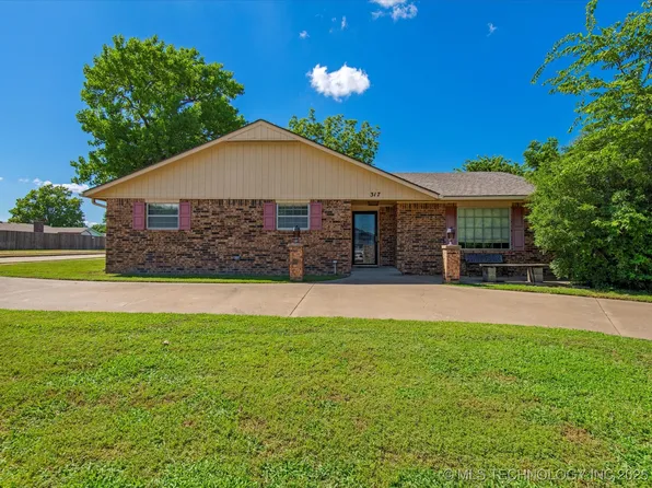 317 NE Autumn Ct, Bartlesville, OK 74006