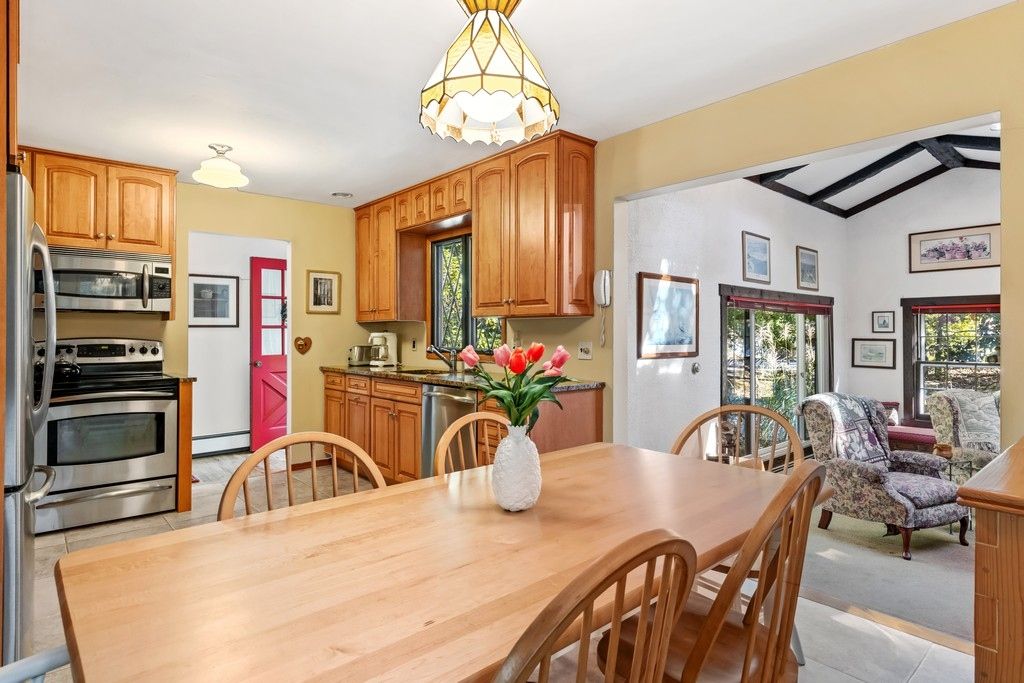  Eat-in Kitchen View 3