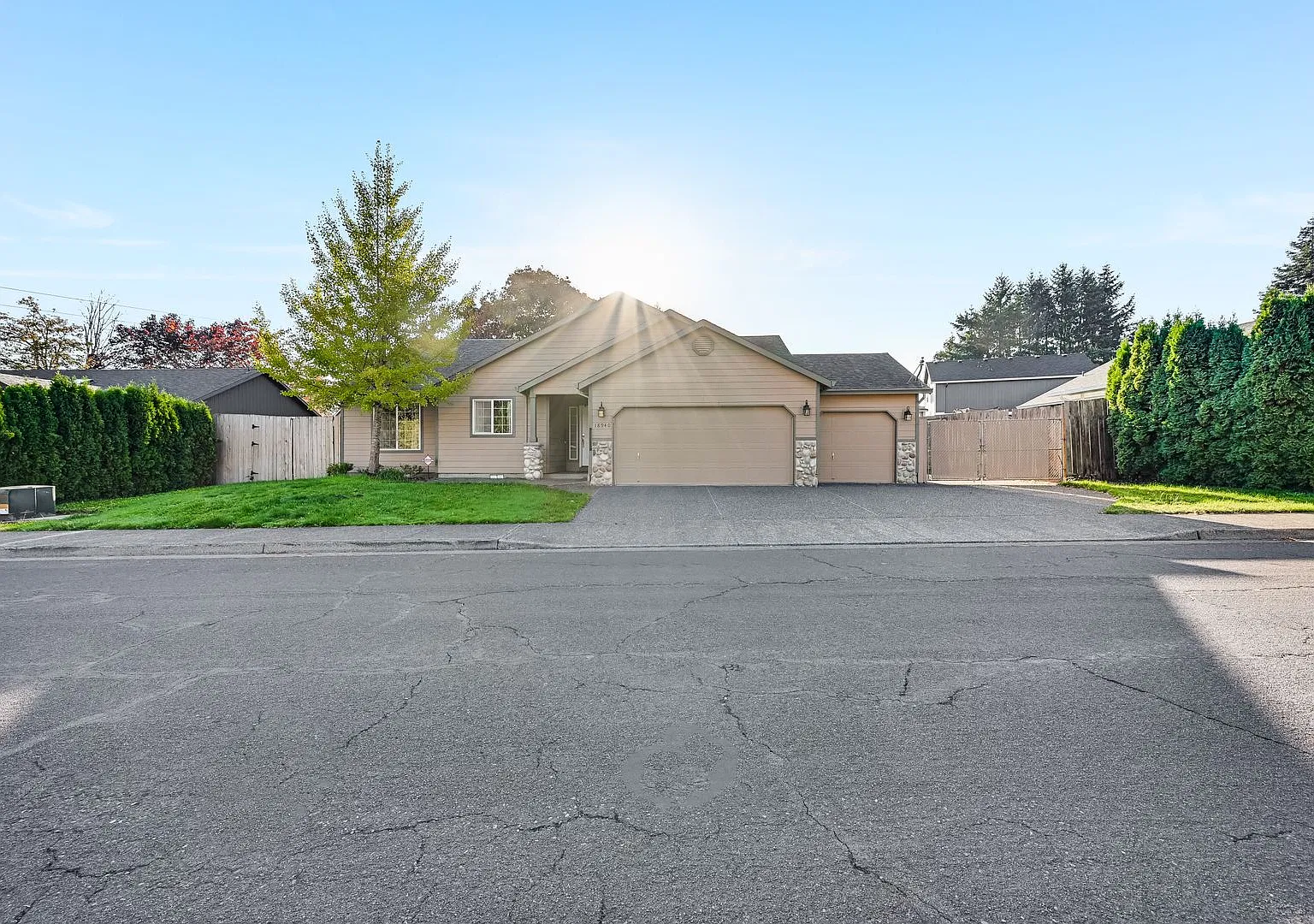 Charming 3 bed, 2 bath single-level ranch with central A/C in Oregon City! — Photo 2