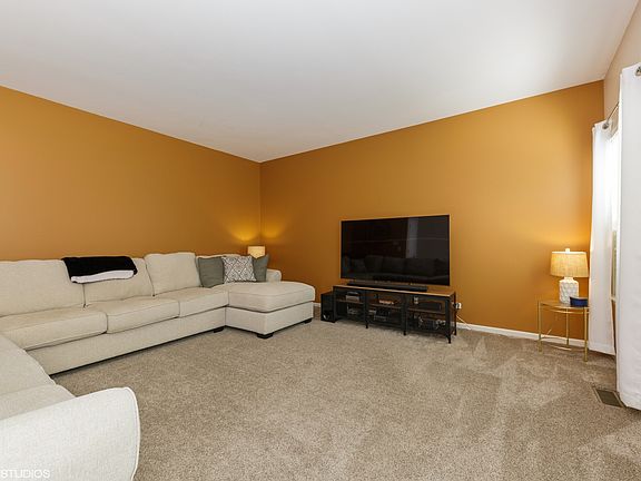 4th image of 2134 Greenview Dr