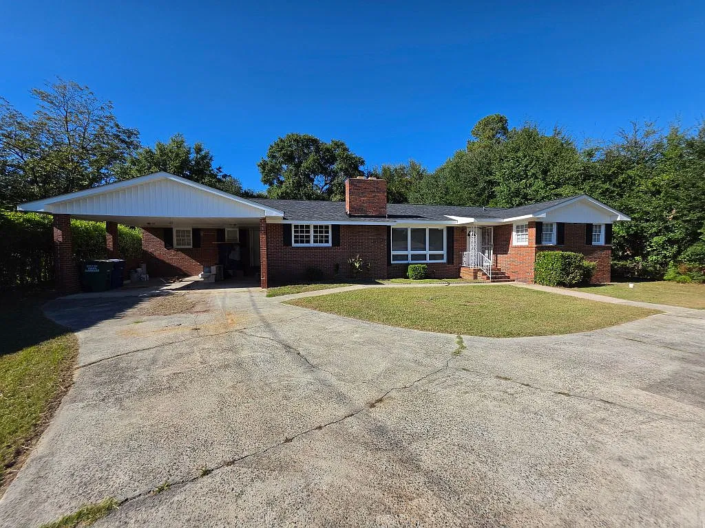 4 bed, 2.5 bath, 2306 sqft, $1,700 — Photo 1