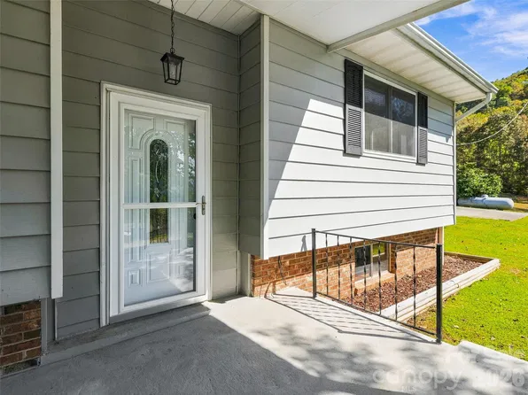 127 Spring Hill Dr, Pisgah Forest, NC 28768