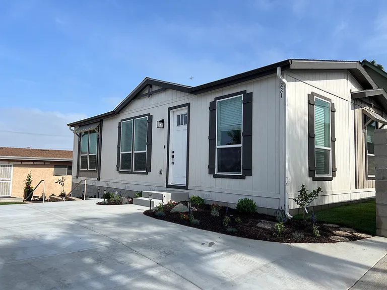 2221 Erie St — Photo 1