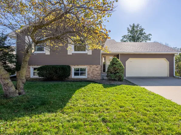1311 Elm Ct, De Witt, IA 52742