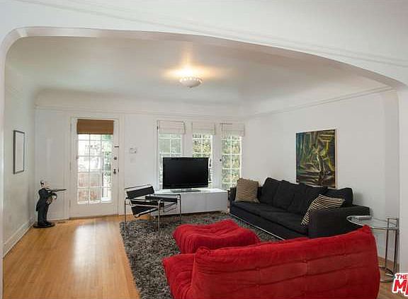 4th image of 925 N La Jolla Ave