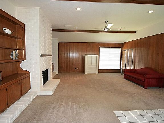 5th image of 810 Lake Villa Dr