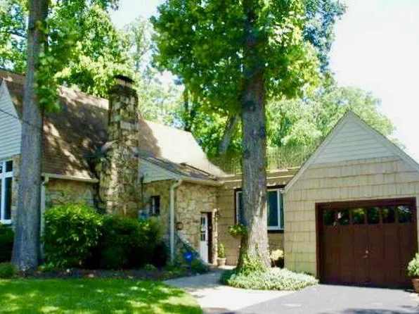 2835 Woodlawn Ave, Falls Church, VA 22042