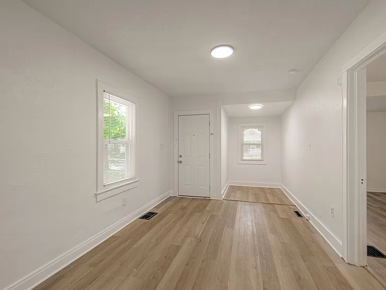 815 W 77th St — Photo 14