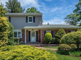 7 Calendar View Dr, Bayville, NY 11709