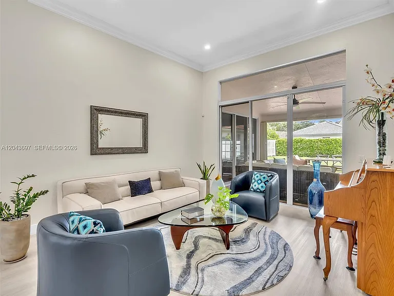 639 Verona Pl — Photo 13