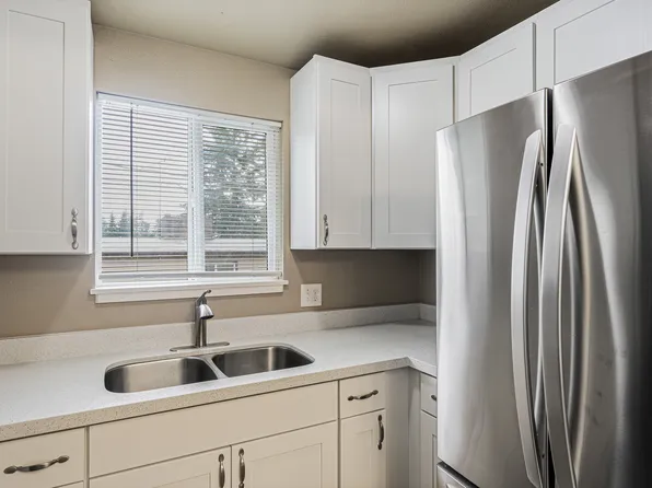8109 240th St SW APT 3, Edmonds, WA 98026