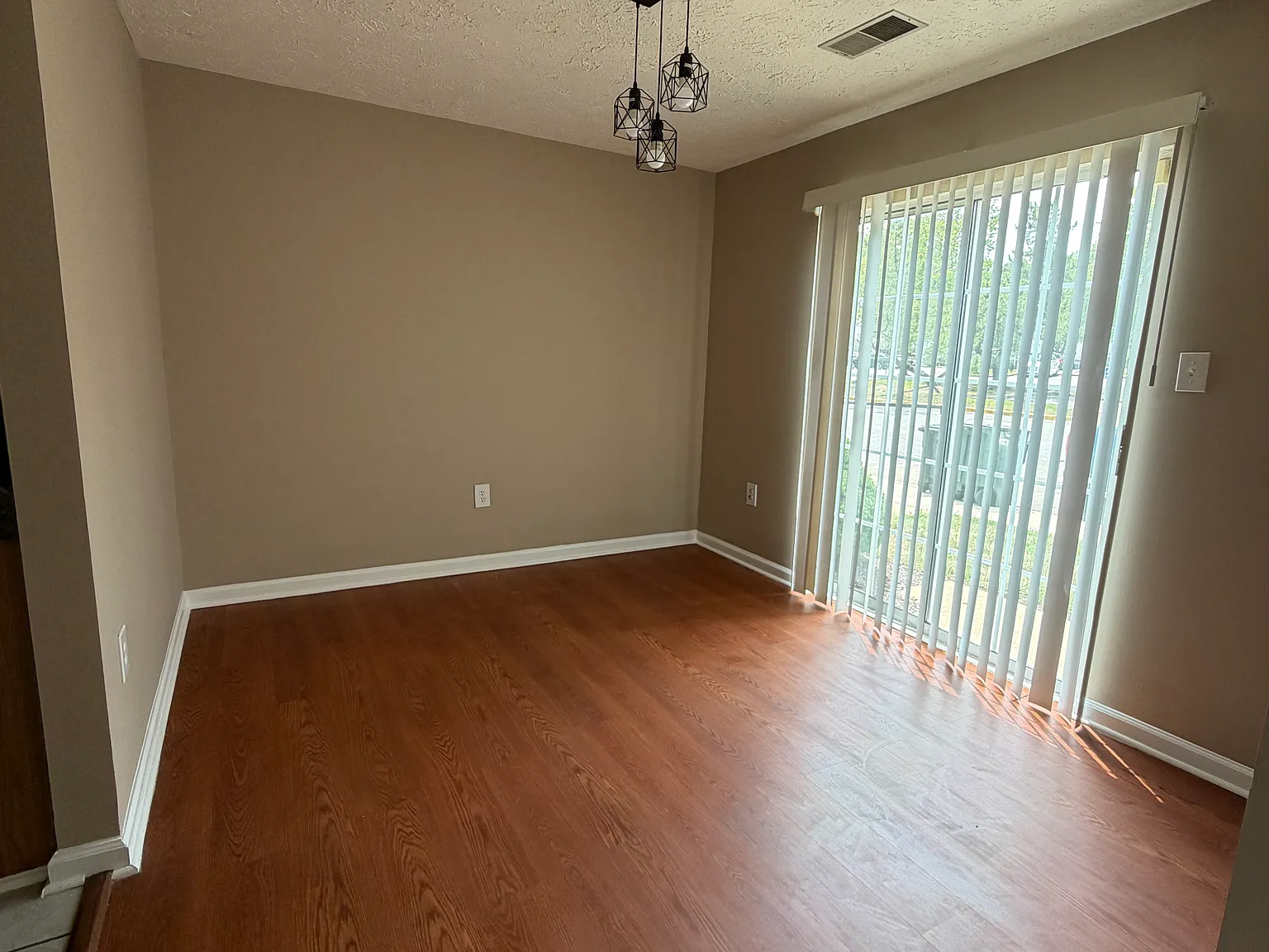 3 bed, 1200 sqft, $2,525 — Photo 4