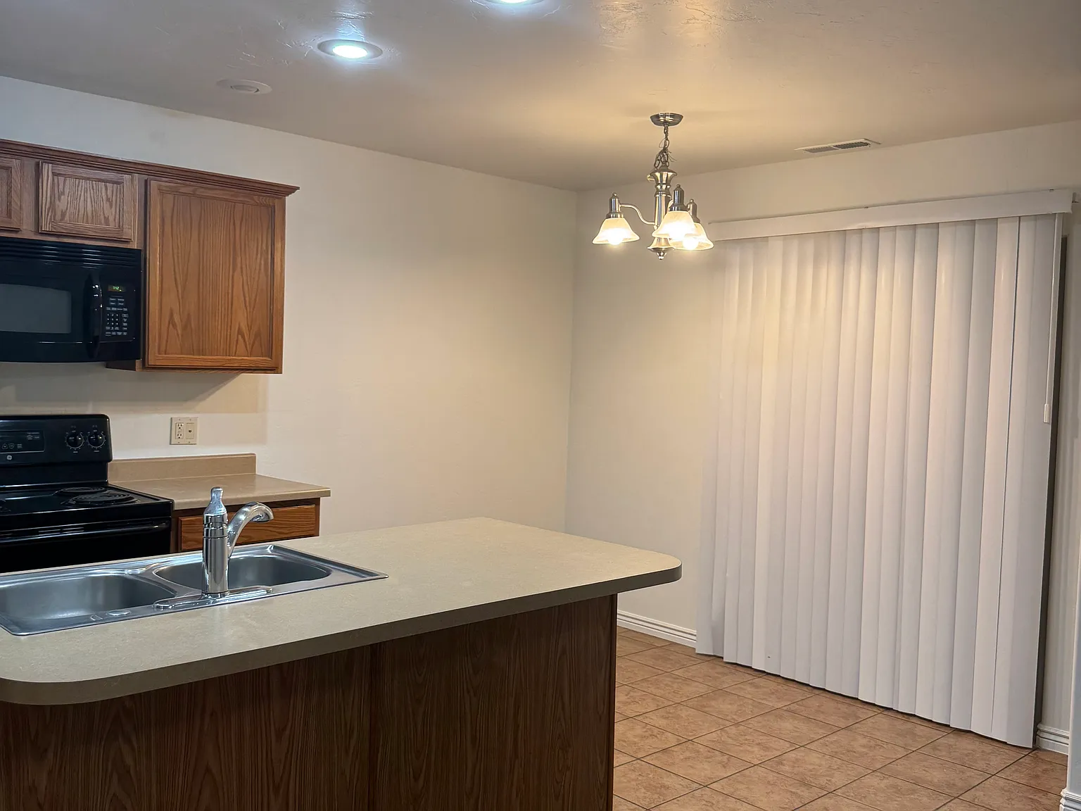 3 bed, 2.5 bath, 1460 sqft, $1,675 — Photo 3