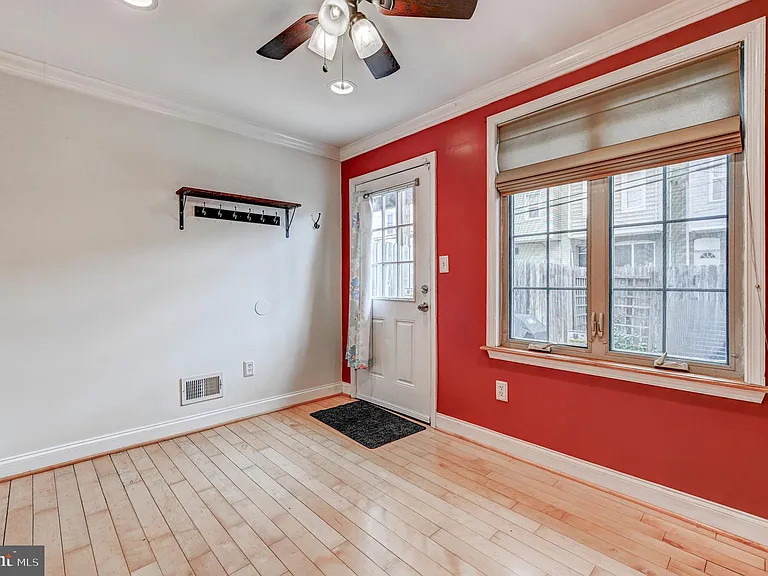 145 N Streeper St — Photo 12