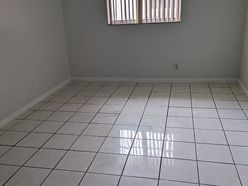 1st image of 4000 NW 78th Ave APT 1