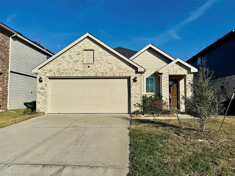 15515 Islandview Ln — Photo 2