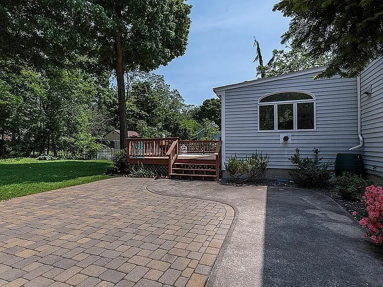 18 Pond St — Photo 5