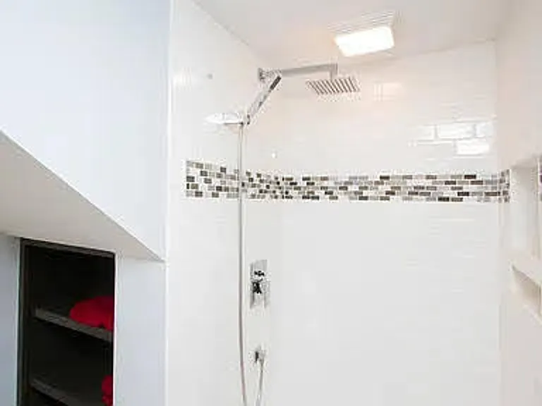 1601 Circular Rd — Photo 11