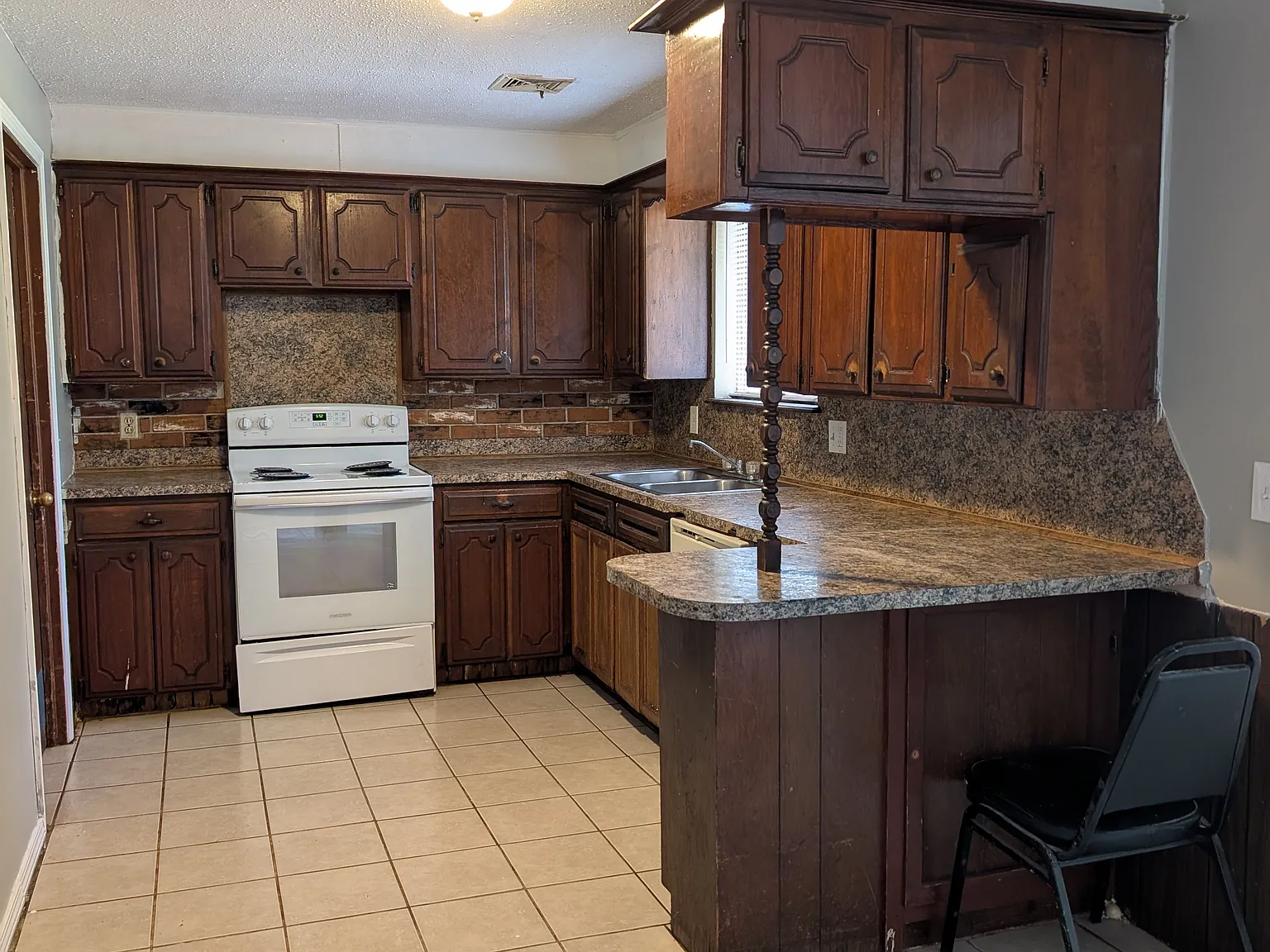 3 bed, 1.5 bath, 1180 sqft, $1,200 — Photo 3