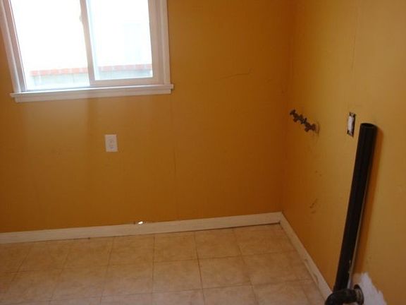 4th image of 1823 Bradbury Ave