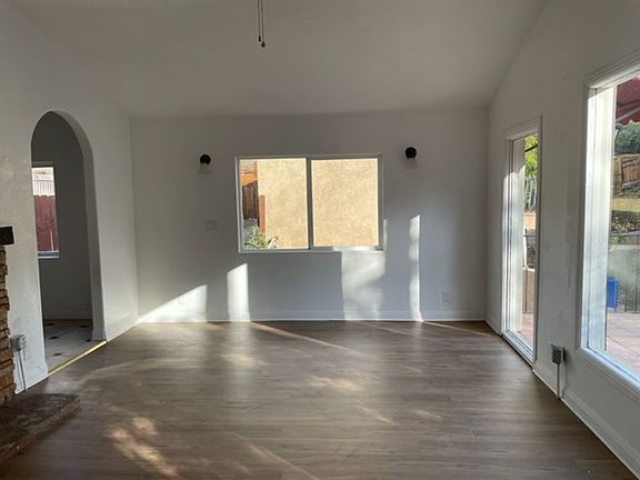 3rd image of 10291 Sunland Blvd