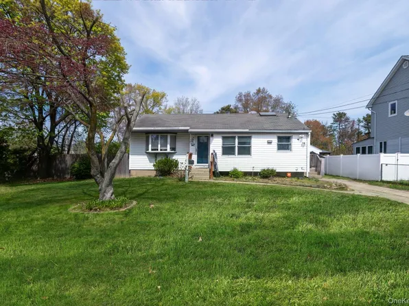 11 Heyward Street, Brentwood, NY 11717