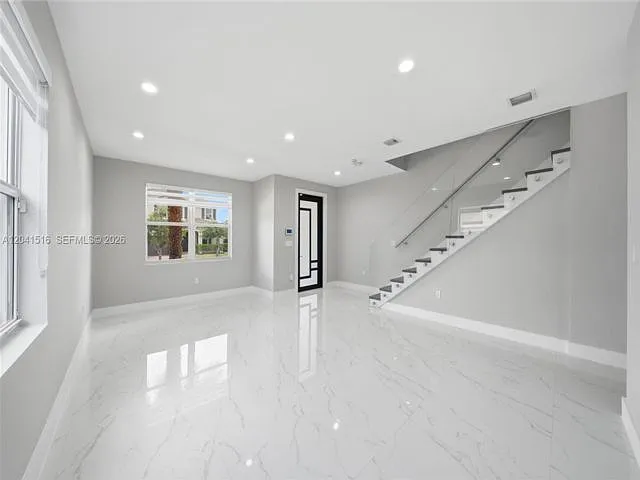 5 bed, 3.0 bath, 2556 sqft, $4,000 — Photo 2