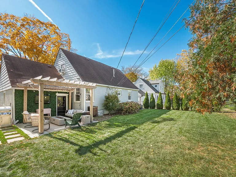 2048 Jervis Rd — Photo 3