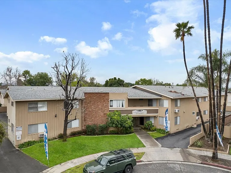 Melrose Place Apartments — Photo 33