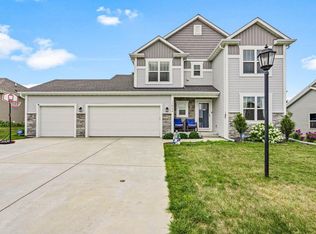 1064 Spruce Ct, Oconomowoc, WI 53066