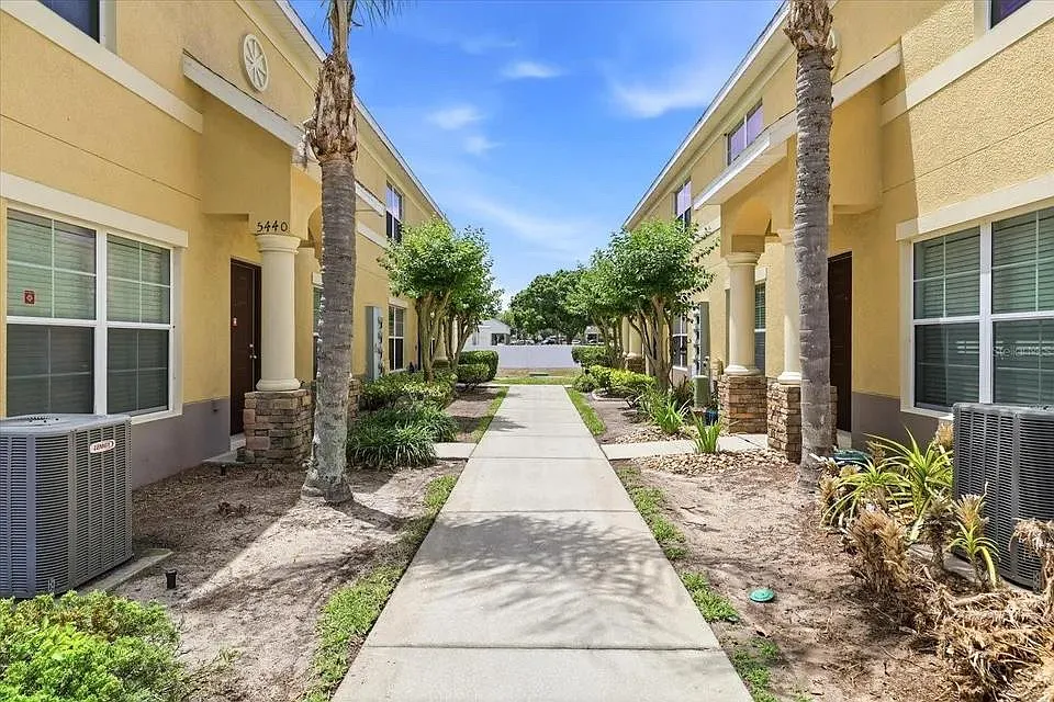 3 bed, 2.5 bath, 1302 sqft, $1,850 — Photo 4