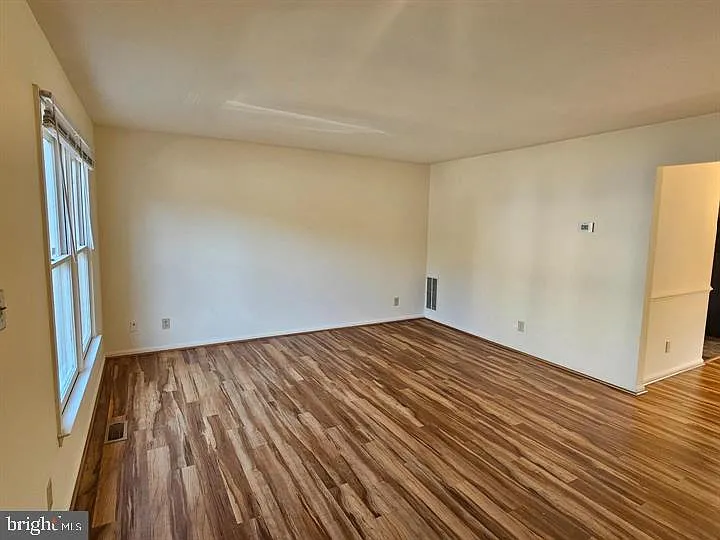 3 bed, 2.5 bath, 1720 sqft, $2,200 — Photo 3