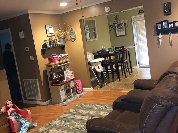 3rd image of 142 Rolling Meadows Dr