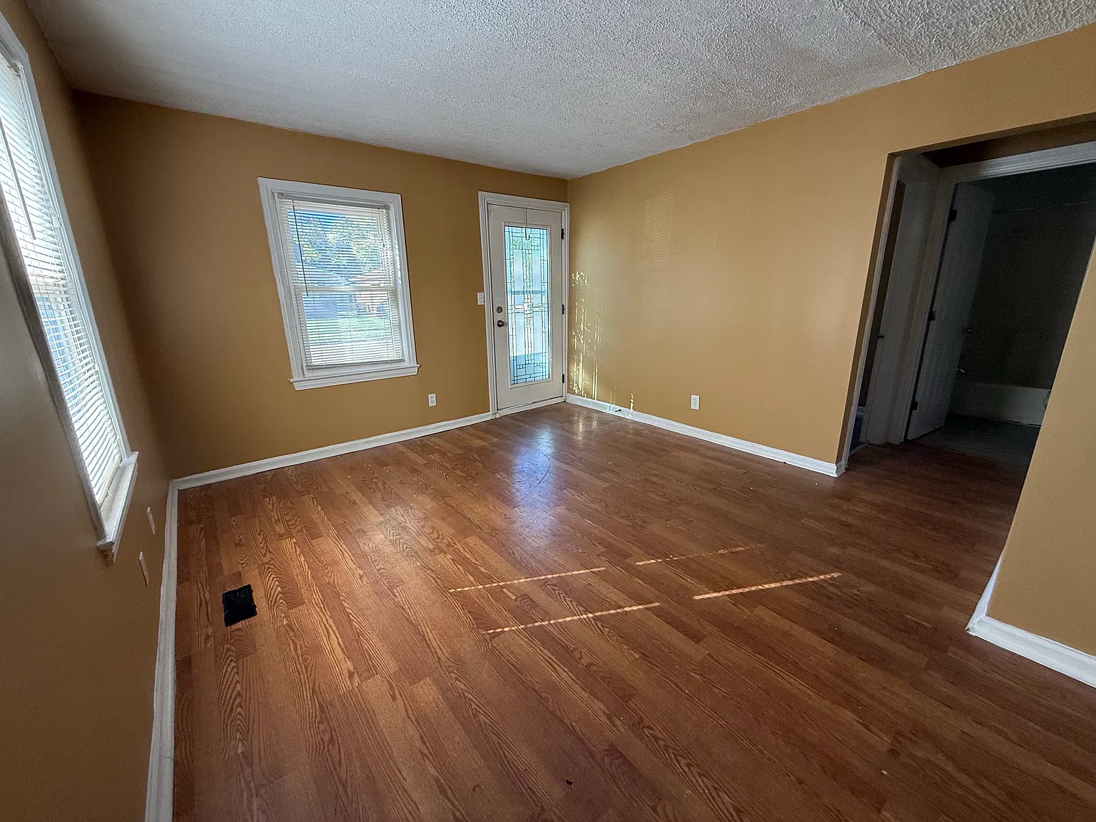 3 bed, 1000 sqft, $1,499 — Photo 2