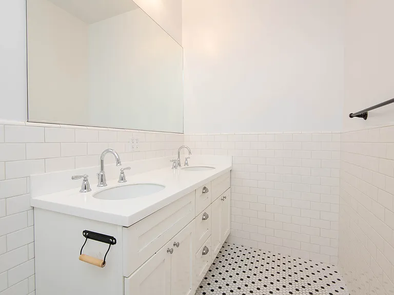417 1/2 N Genesee Ave — Photo 20