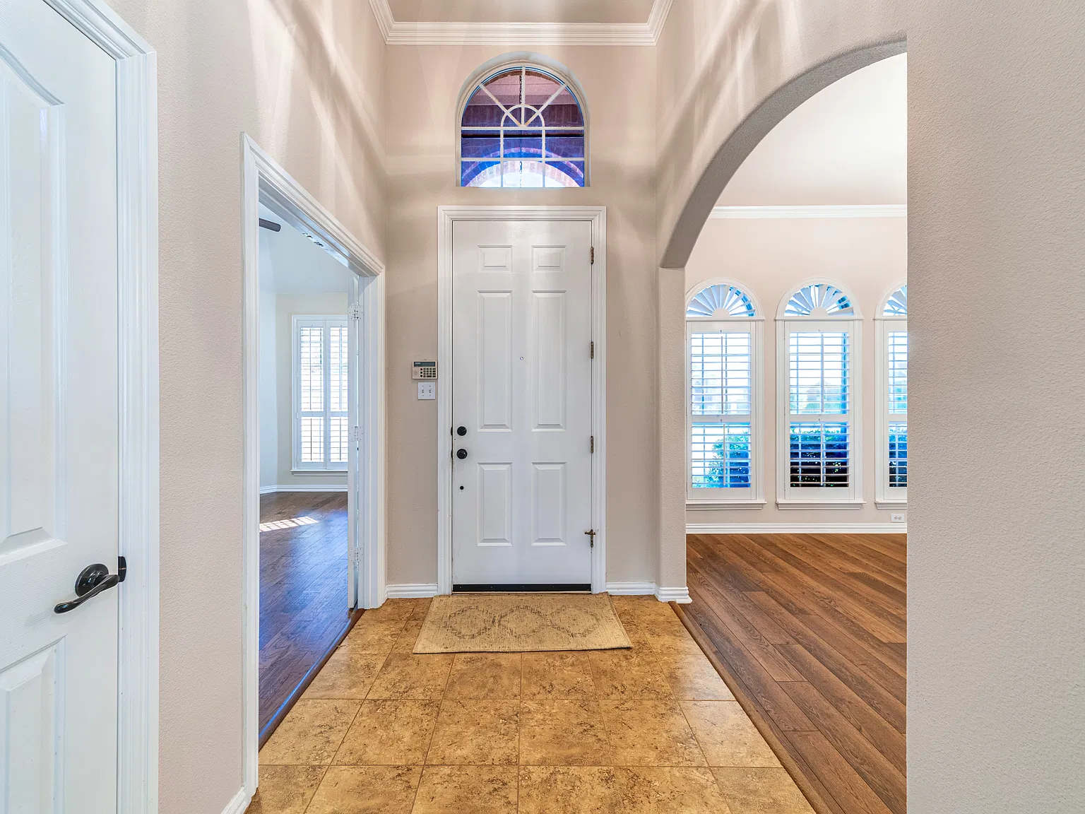 3 bed, 2128 sqft, $3,200 — Photo 2