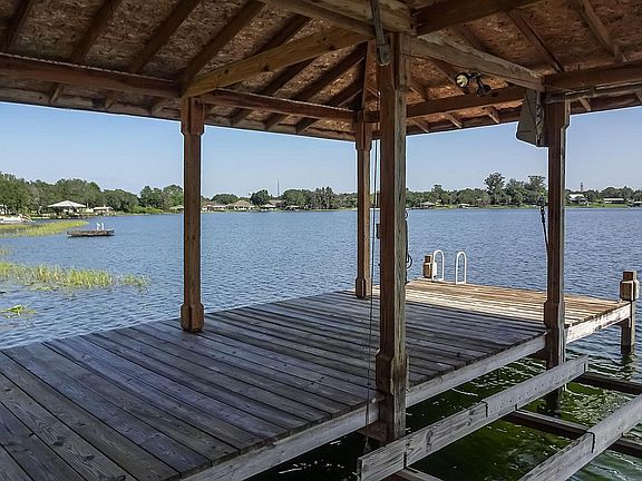 Boathouse w/water/electric