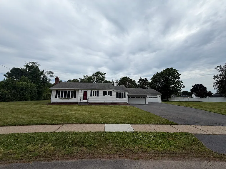 219 Sun Valley Dr — Photo 1